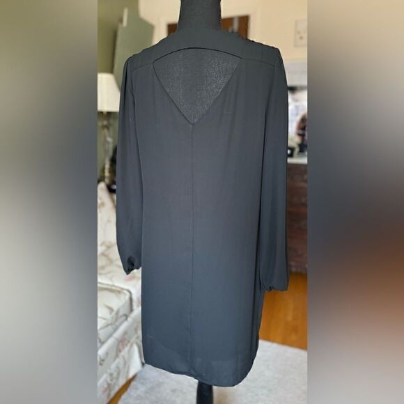 🔵 5 for $25 C black flowy long sleeve a line dress with key hole back - Picture 3 of 7